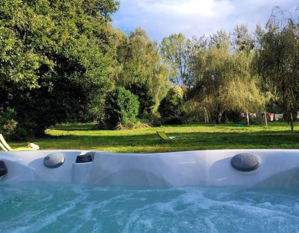 Bed and Breakfast Le Domaine Des Sources Landévant Exterior foto